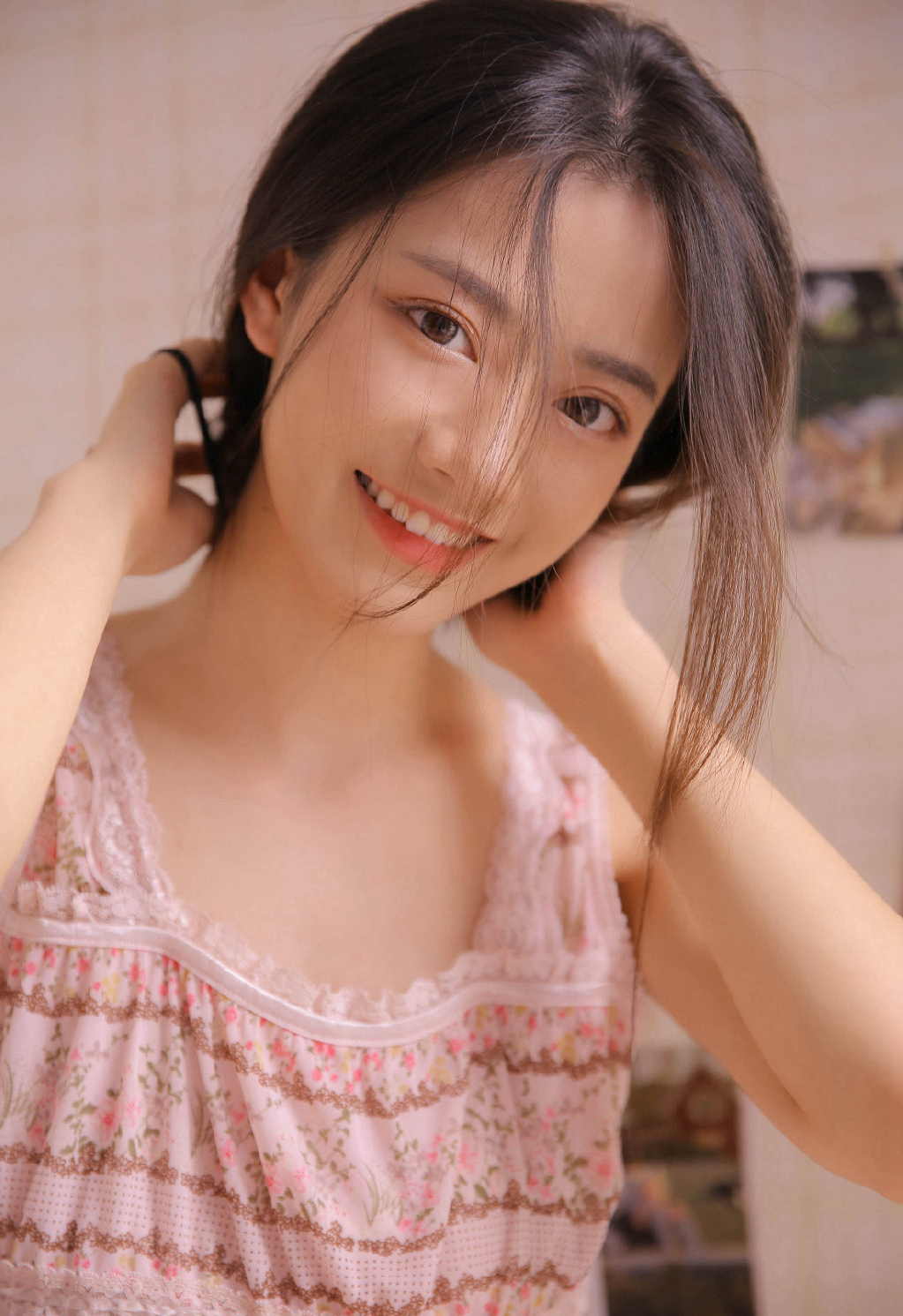 美女清纯图片 草莓味美女性感粉嫩写真图片_套图9张