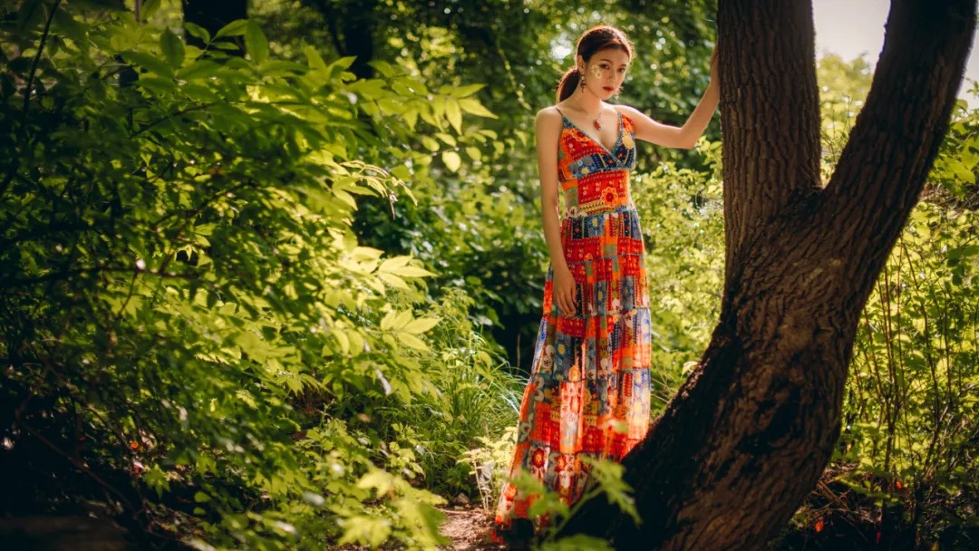 8kmm图库：森林中的野性绝色性感美女图